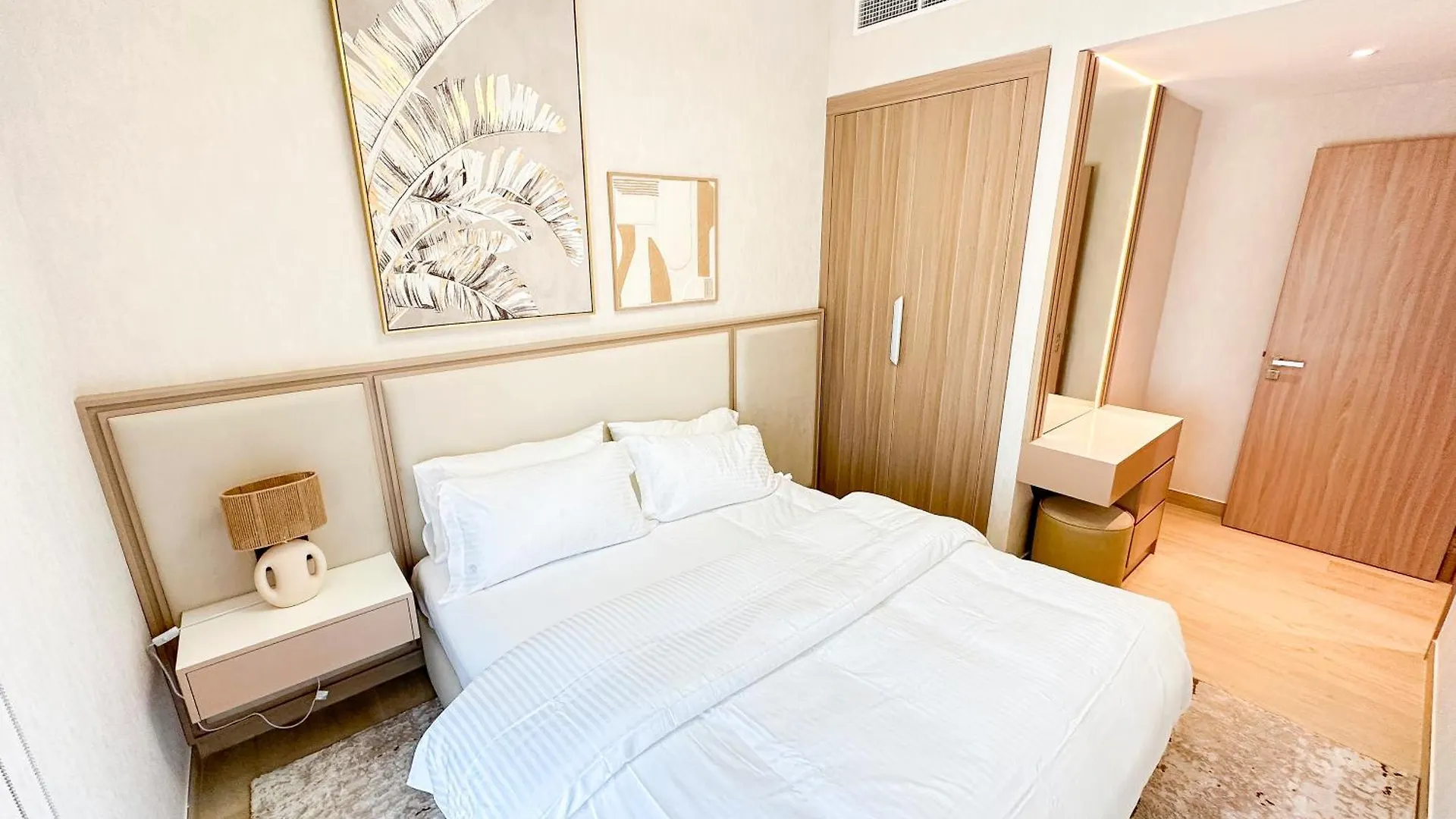 Stylish 3Br Apartment With Burj Khalifa & Pool Views Dubai